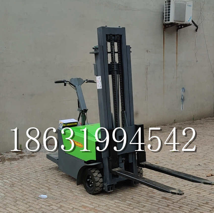 镇赉县优程全电动叉车插腿式堆高车液压装卸车1.5吨升高小型站驾式铲车